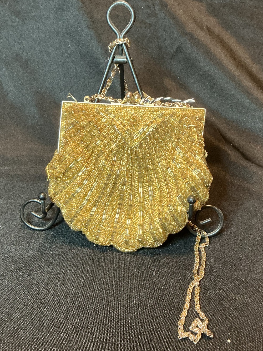 1950'S  GOLD GLASS SEED BEADED CLAM SHELL PURSE